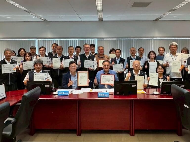 台中市副秘書長林谷隆前排左履新首日,陪同副市長兼市府資安長鄭照新前排右,出席台中市資安推動小組會議及國際證照發證儀式。(圖/台中市政府提供)