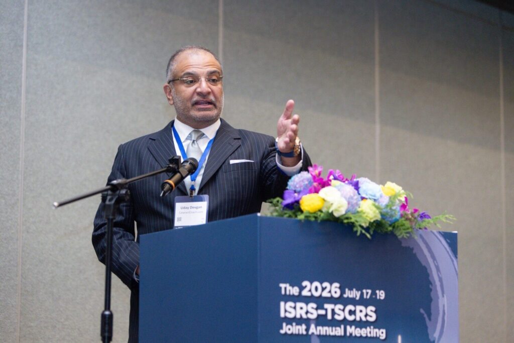 美國眼科專家Uday Devgan於2026 ISRS–TSCRS聯合年會發表專題演講,分享機器人輔助白內障手術的相關臨床經驗與技術發展。(圖/孫啟欽醫師提供)