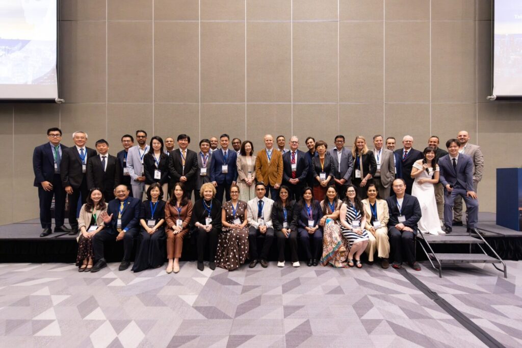 ISRS與TSCRS兩會理監事及應邀出席的國內外眼科專家合影。孫啟欽表示,期盼透過國際交流,持續深化台灣在智慧眼科及臨床研究領域的交流與合作。(圖/孫啟欽醫師提供)