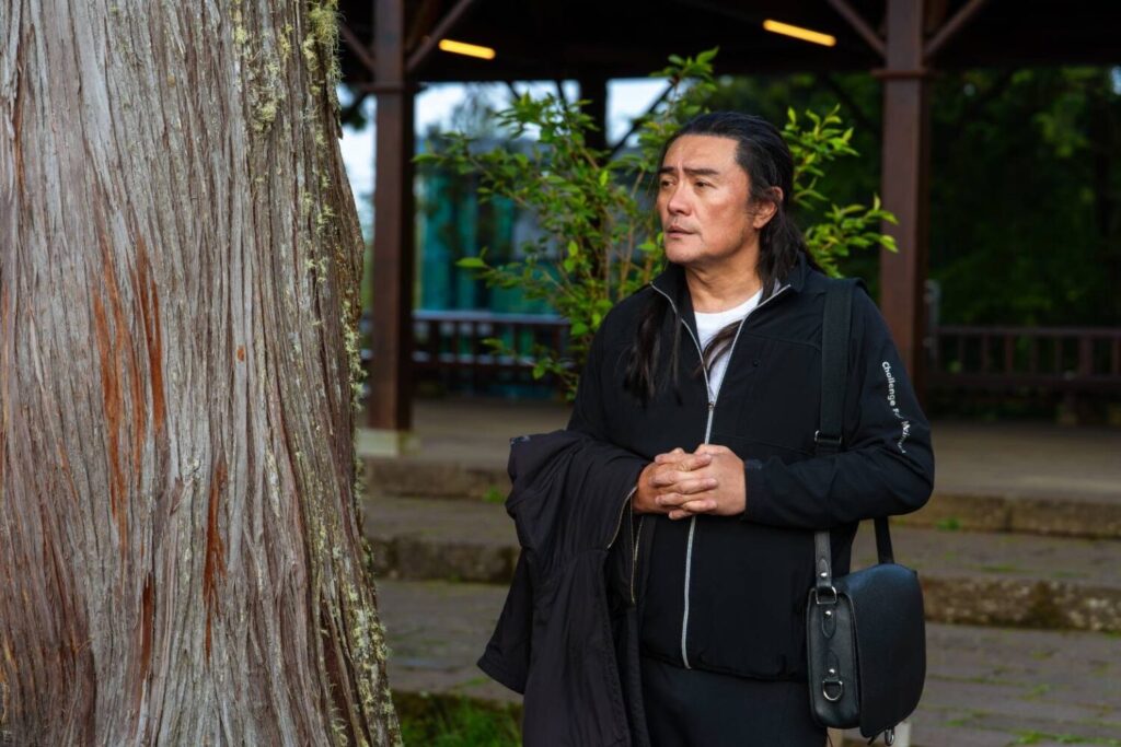 資深演員李㼈憑《突破三千米的泳氣》獲洛杉磯電影獎最佳男演員，與女兒李紫嫣同片封帝封后，寫下影壇難得佳話。(圖／劇組提供)
