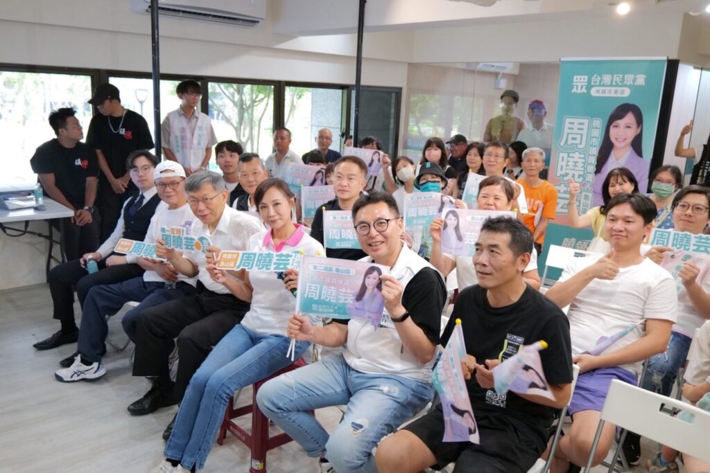 柯文哲至周曉芸剛成立的競選服務處,為在地幕僚團隊加油打氣。(圖/周曉芸競選辦公室)