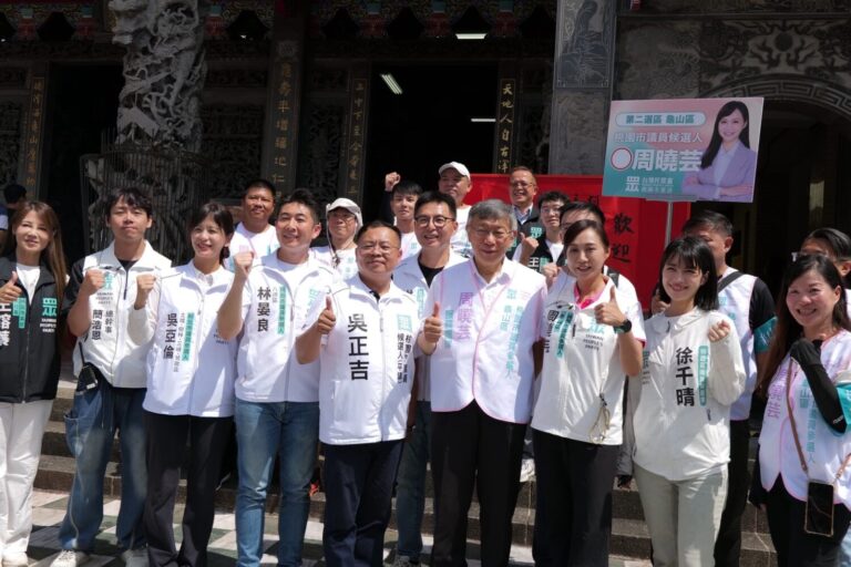 民眾黨創黨主席柯文哲陪同議員參選人周曉芸前往龜山媽振天宮參香祈福。(圖/周曉芸競選辦公室提供)