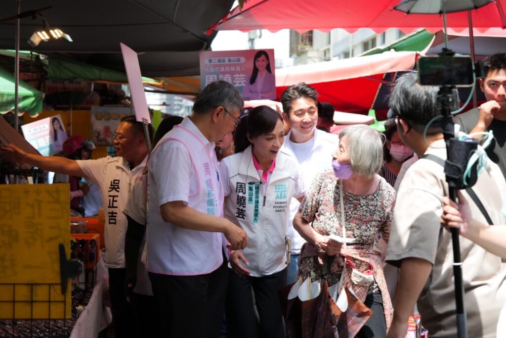 柯文哲下午再轉赴八德,為議員參選人林晏良輔選掃街。(圖/周曉芸競選辦公室)