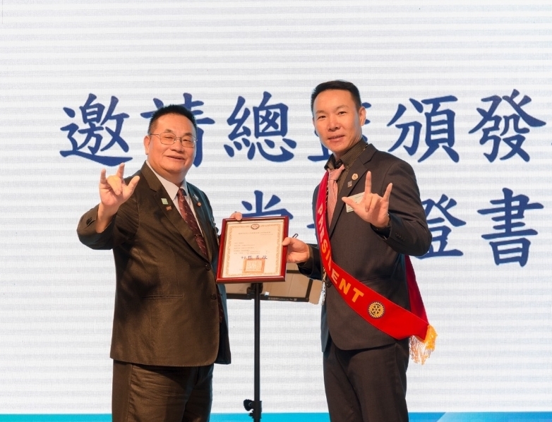 國際扶輪3502地區總監DG Building(圖左)為桃園品酒扶輪社新任社長蔡嘉益(圖右)配掛職務肩章並頒發當選證書,象徵正式接下社長重任,帶領團隊展開26-27年度新會期。(圖/記者 趙靜姸翻攝)