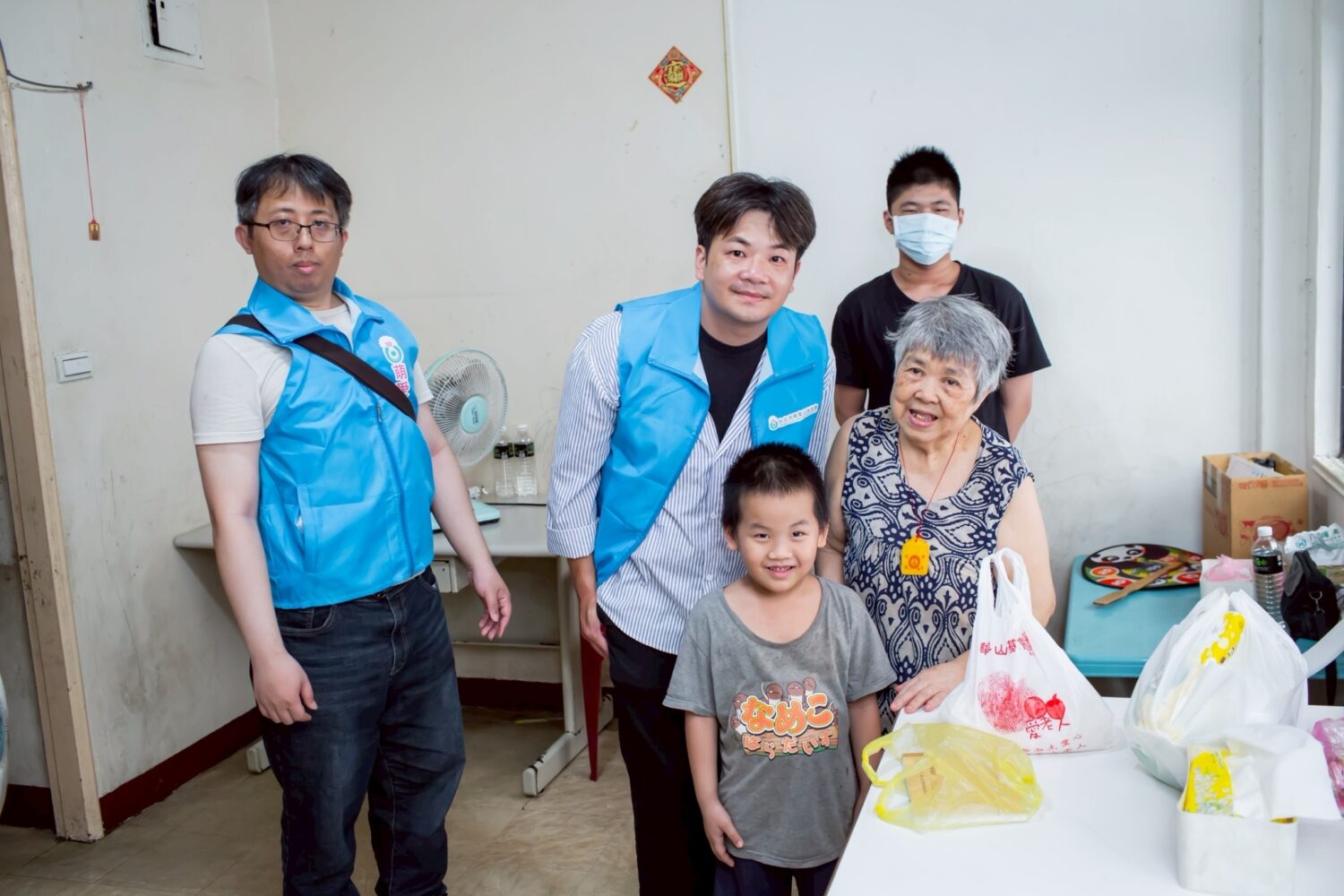 公益協會成員親自登門拜訪,關懷長者與弱勢家庭。(圖/台灣萌愛公益協會提供)