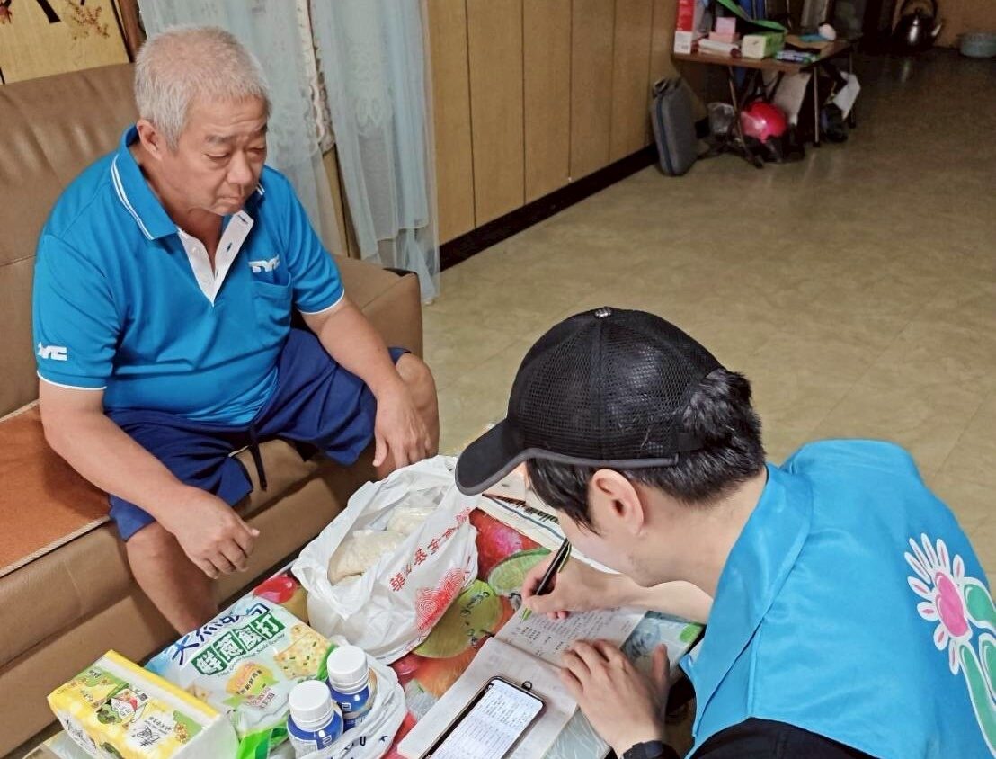 公益協會共募資330包愛心米,志工們將物資親送到服務對象家中。(圖/台灣萌愛公益協會提供)