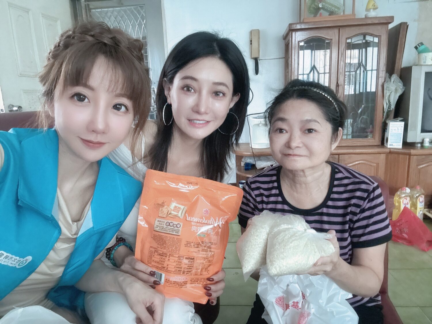 協會志工們的溫馨問候,讓獨居長者感受幸福的溫度。(圖/台灣萌愛公益協會提供)