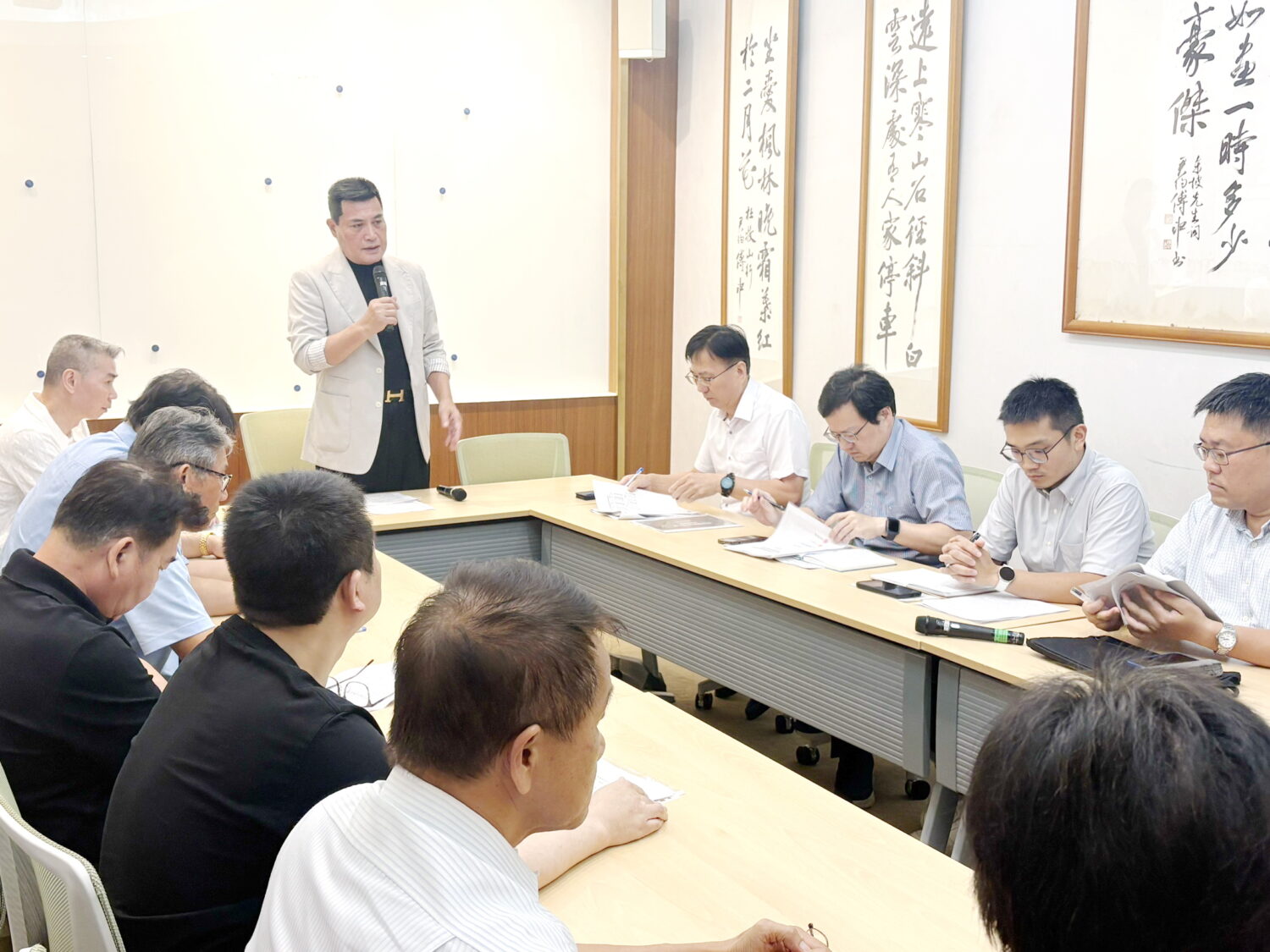 黃仁委員表示,若政府決定推動鰻苗或鰻魚出口政策,應先向三大工會完整說明政策方向及配套措施。(圖/記者包克明 攝)