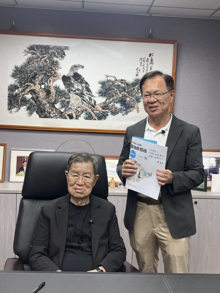蕭萬長欣然應允擔任藍白共推嘉義市長參選人張啟楷「競選總部榮譽主任委員」,並透過政治獻金捐款展現支持。(圖/記者翻攝)