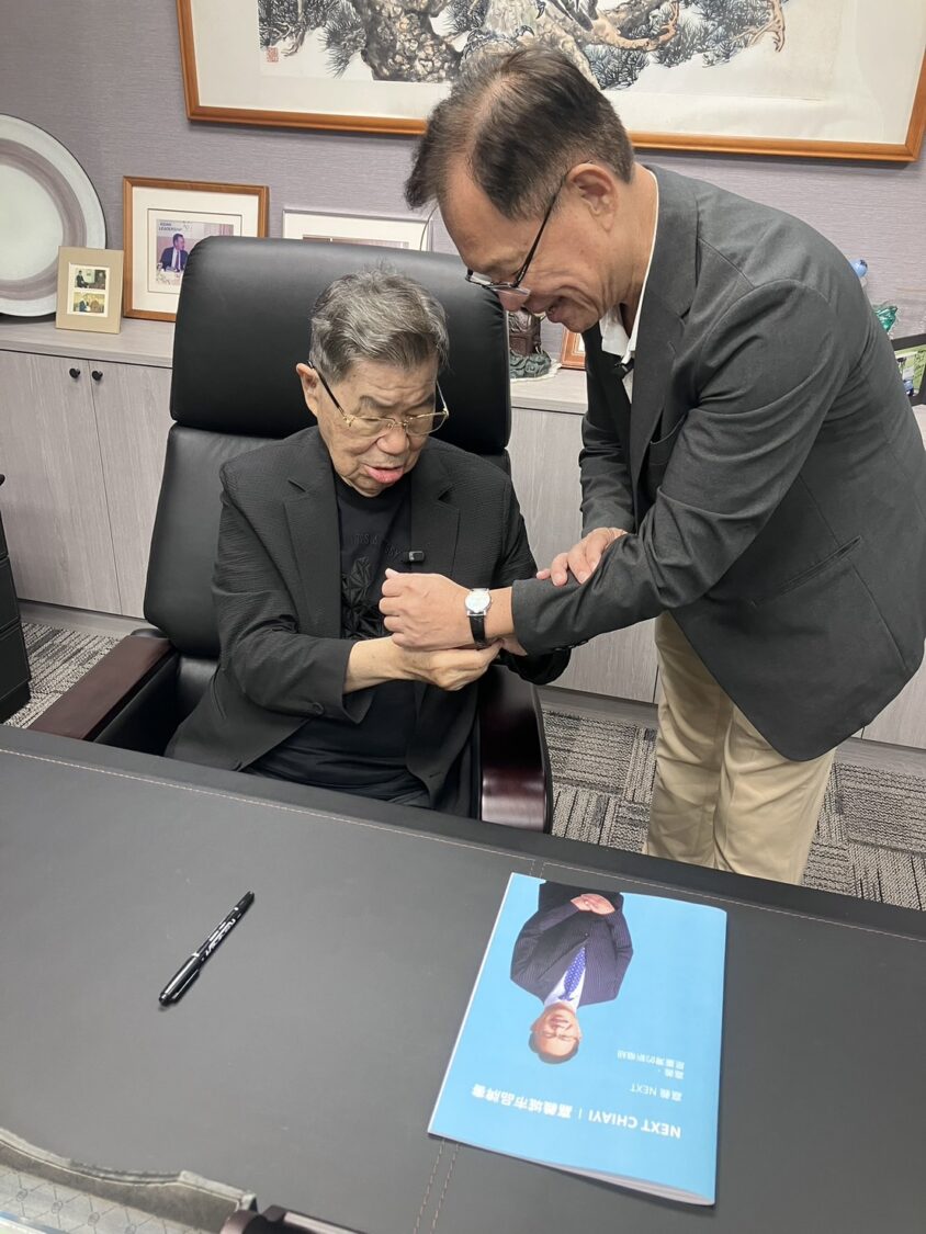 前副總統蕭萬長贈送張啓楷一只其擔任行政院長任內限量打造的紀念手錶,期勉張啓楷「珍惜時間、認真打拚」。(圖/記者翻攝)