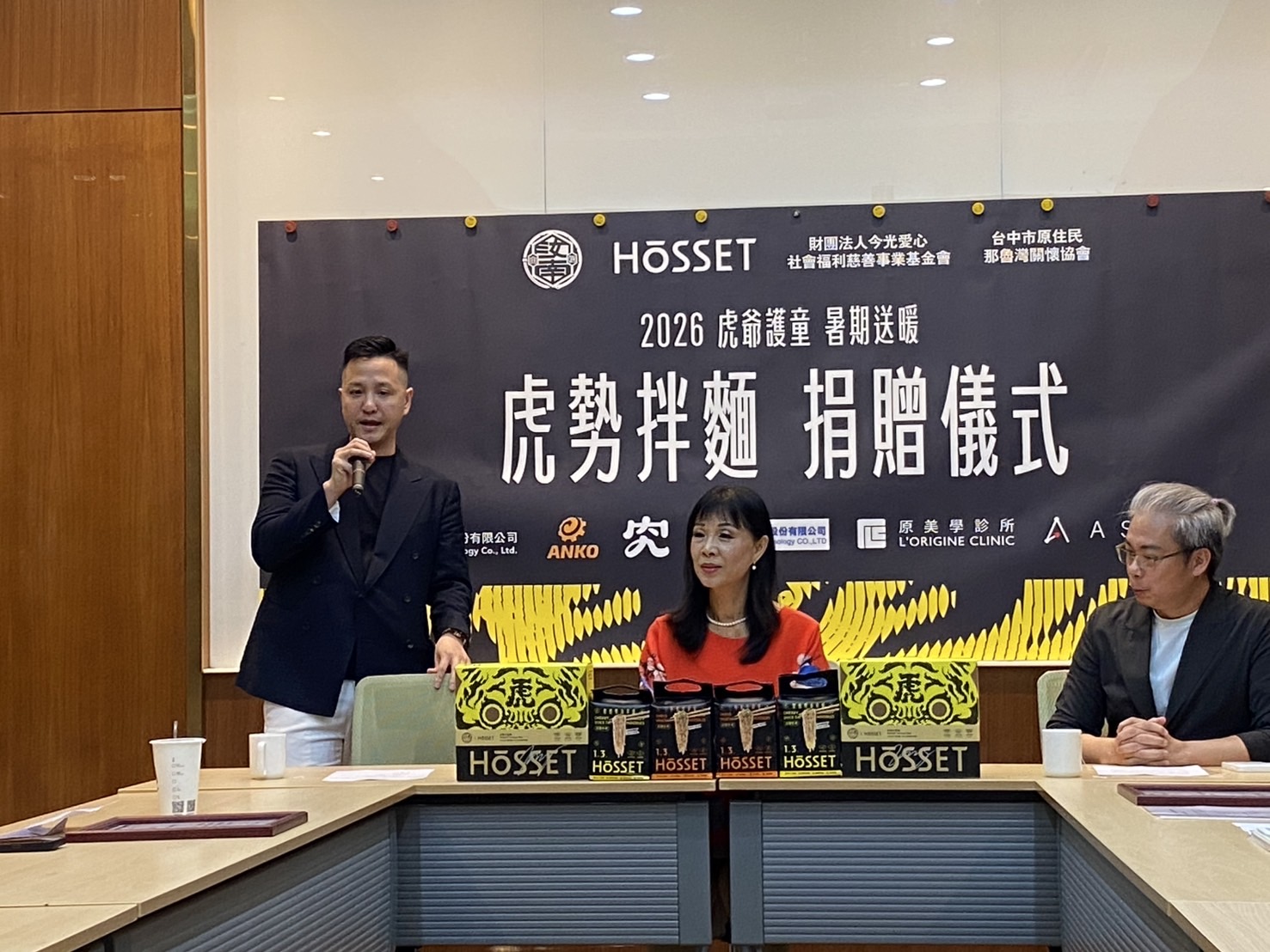 虎勢拌麵執行長張溫森表示,非常感佩黃仁委員夫人王春梅長期做愛心的堅持與專業,能夠精準將善心人士捐贈的物資投送到有需要的弱勢族群。(記者 包克明攝)