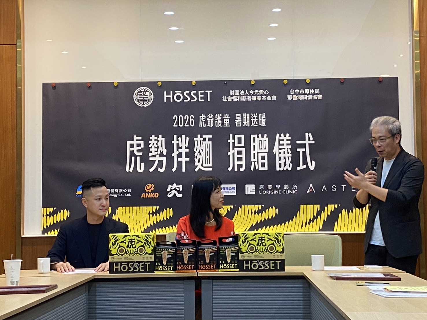 今光愛心社會福利慈善事業基金會監察人趙品清強調,參與捐贈民生物資給弱勢做愛心讓他非常快樂。(記者 包克明攝)