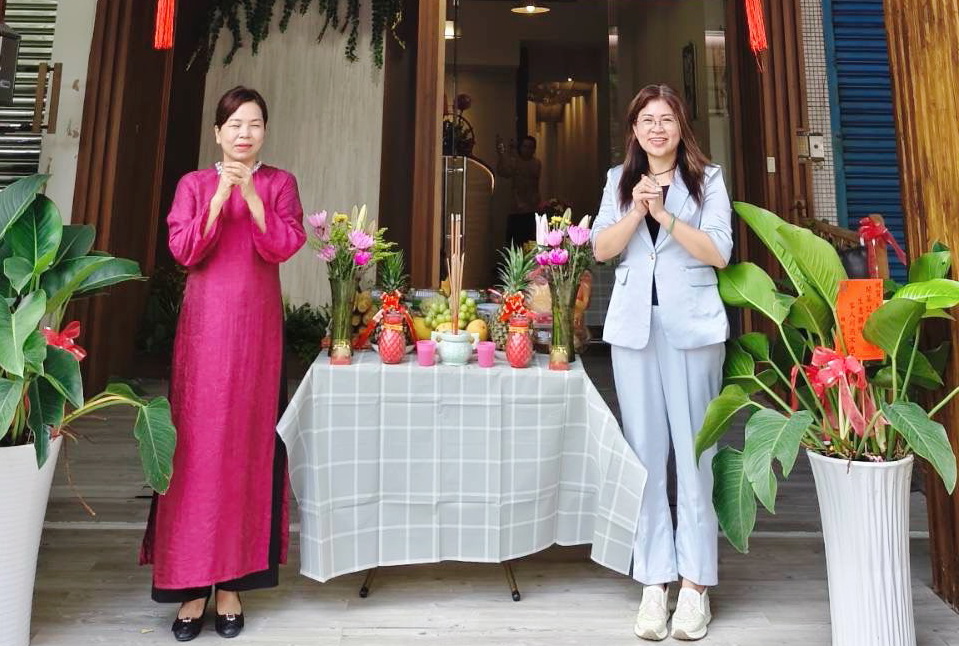 姊妹情深!台灣民眾黨前立委麥玉珍力挺認識多年的越南新住民陳雪梅。(記者翻攝)