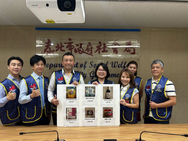 波麗士獅子會攜手陳安文教基金會慨捐6萬元愛心民生物資助北市弱勢，由台北市政府社會局長姚淑文代表受贈。(記者包克明 攝)