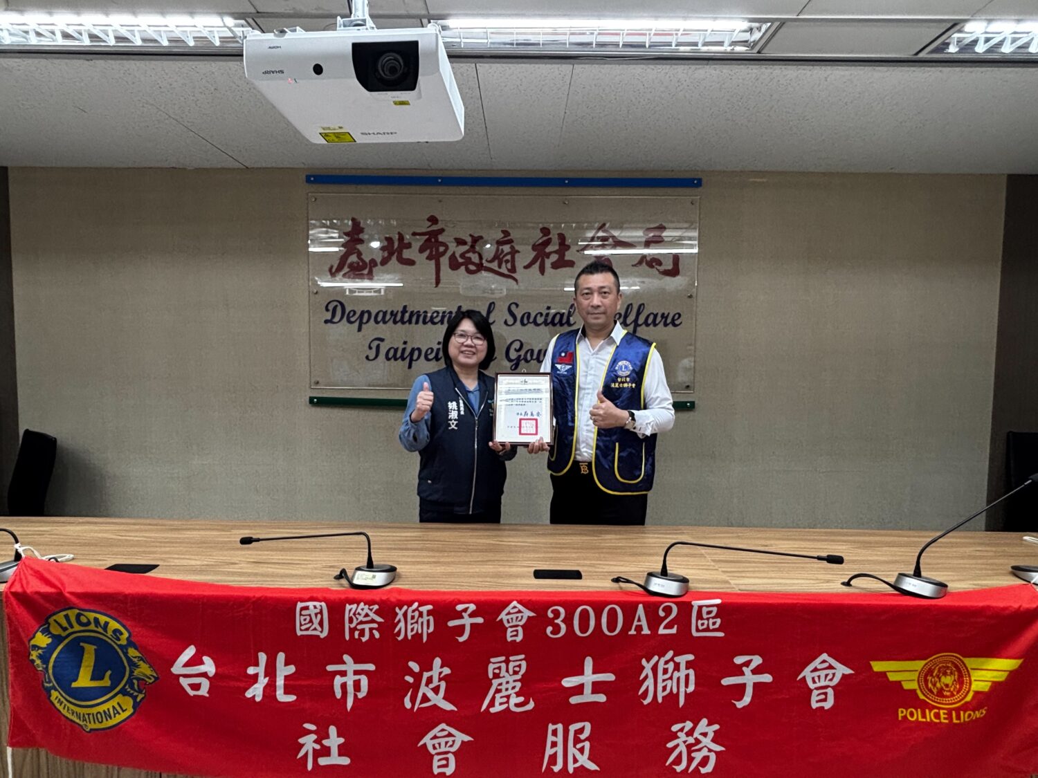 波麗士獅子會會長游益豐率領獅友共同捐贈衛生紙、洗衣精、醬油、白米、關廟麵、罐頭等近新台幣6萬元民生物資予台北市政府社會局。(記者包克明 攝)