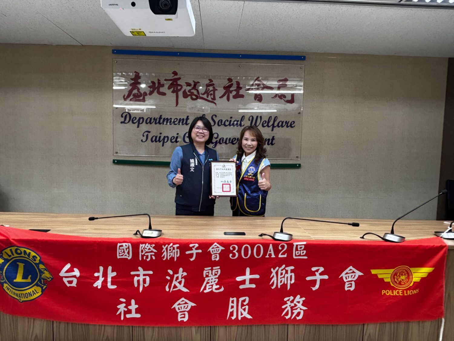 波麗士獅子會創會長林婕麗(右)和台北市政府社會局長姚淑文兩人交情匪淺。(記者包克明 攝)