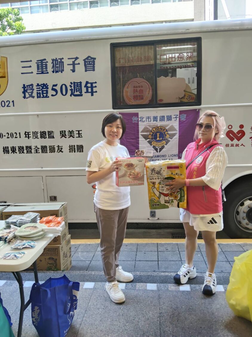 愛心捐血活動準備多項實用好禮,凡符合資格並捐出250cc血液者,可獲得餐飲兌換券、衛生紙及保鮮盤等贈品,右為菁鑽獅子會長邱琬芬。(記者翻攝)