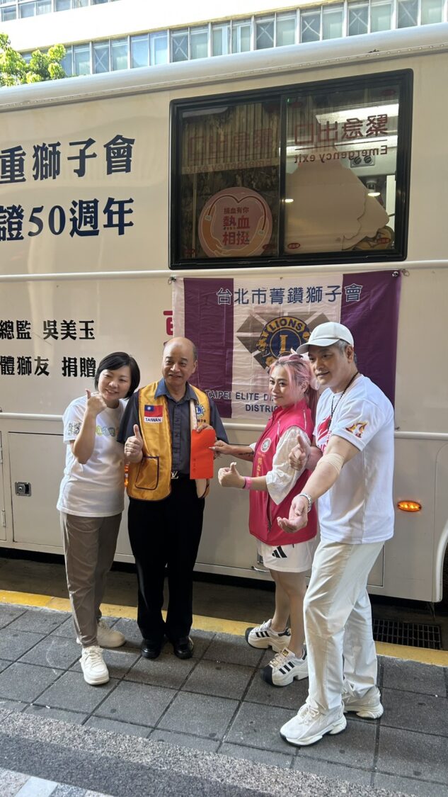 吳美瑩親自拿著大聲公走上長安東路,沿街號召民眾挽袖捐血,獲得不少民眾熱烈響應。(記者翻攝)