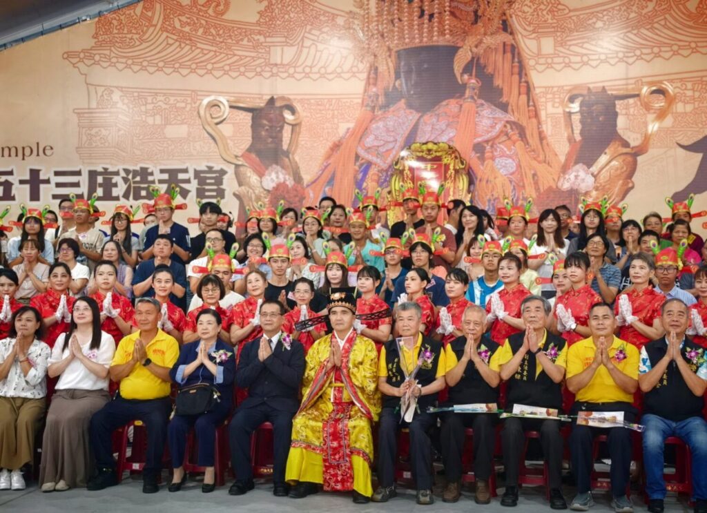 台中市梧棲區大庄浩天上午舉辦「成年古禮」，主任委員王經綻親自主持，許多家長都到場觀禮，場面溫馨、盛大。(圖／記者翻攝)