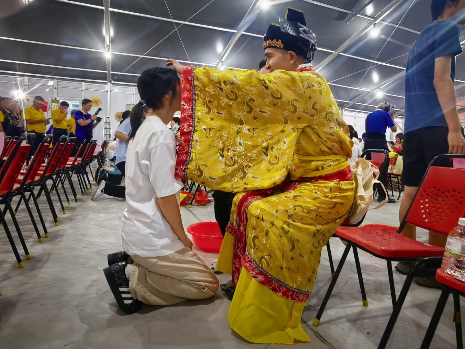 成年加冠及及笄儀式,浩天宮主任委員王經綻為青年加冠、整冠。(圖/記者翻攝)