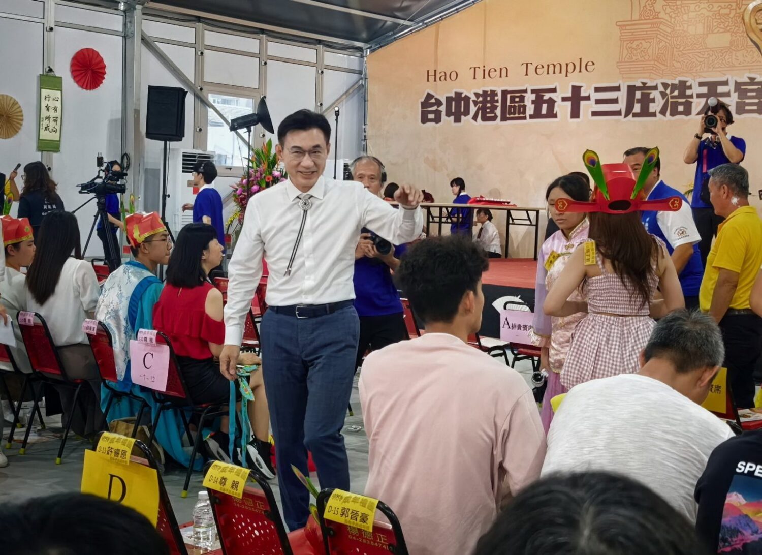 立法院副院長江啟臣親自到場觀禮並向所有完成成年禮的青年學子一一道賀。(圖/記者翻攝)