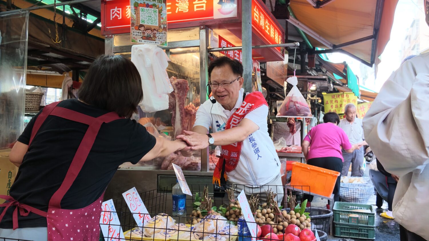 張啓楷前進共和市場掃街,逐一向攤商、店家及採買民眾爭取支持。(圖/記者翻攝)