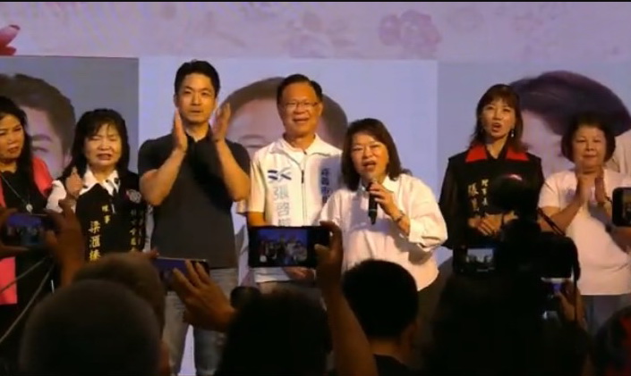 台北市長蔣萬安23日專程赴嘉義市，與嘉義市長黃敏惠及藍白共推的嘉義市長參選人張啓楷，共同出席嘉義市婦女會理事長交接典禮暨張啓楷、蔣萬安婦女社團後援總會成立大會。(圖／記者翻攝)