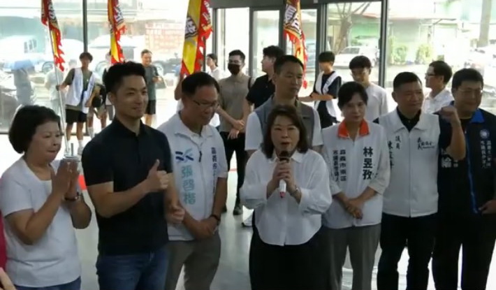 嘉義市長黃敏惠強調，自己非常肯定張啓楷「北漂」還能夠返鄉參選市長為市民服務的勇氣，相信延續自己擔任市長期間的優質施政，張啓楷一定有能力承擔，也是張啓楷責無旁貸必須抗起的重責大任。(圖／記者翻攝)