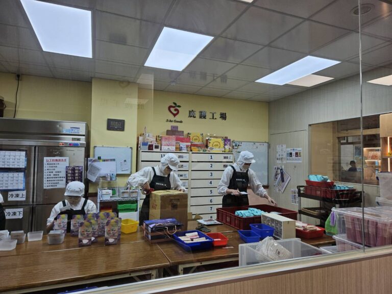 張啓楷宣布向戴德森醫療財團法人嘉義基督教醫院營運管理的「嘉義市身心障礙綜合園區再耕園咖啡庇護工場」，採購總額5萬元的中秋公益禮盒。(圖／記者翻攝)