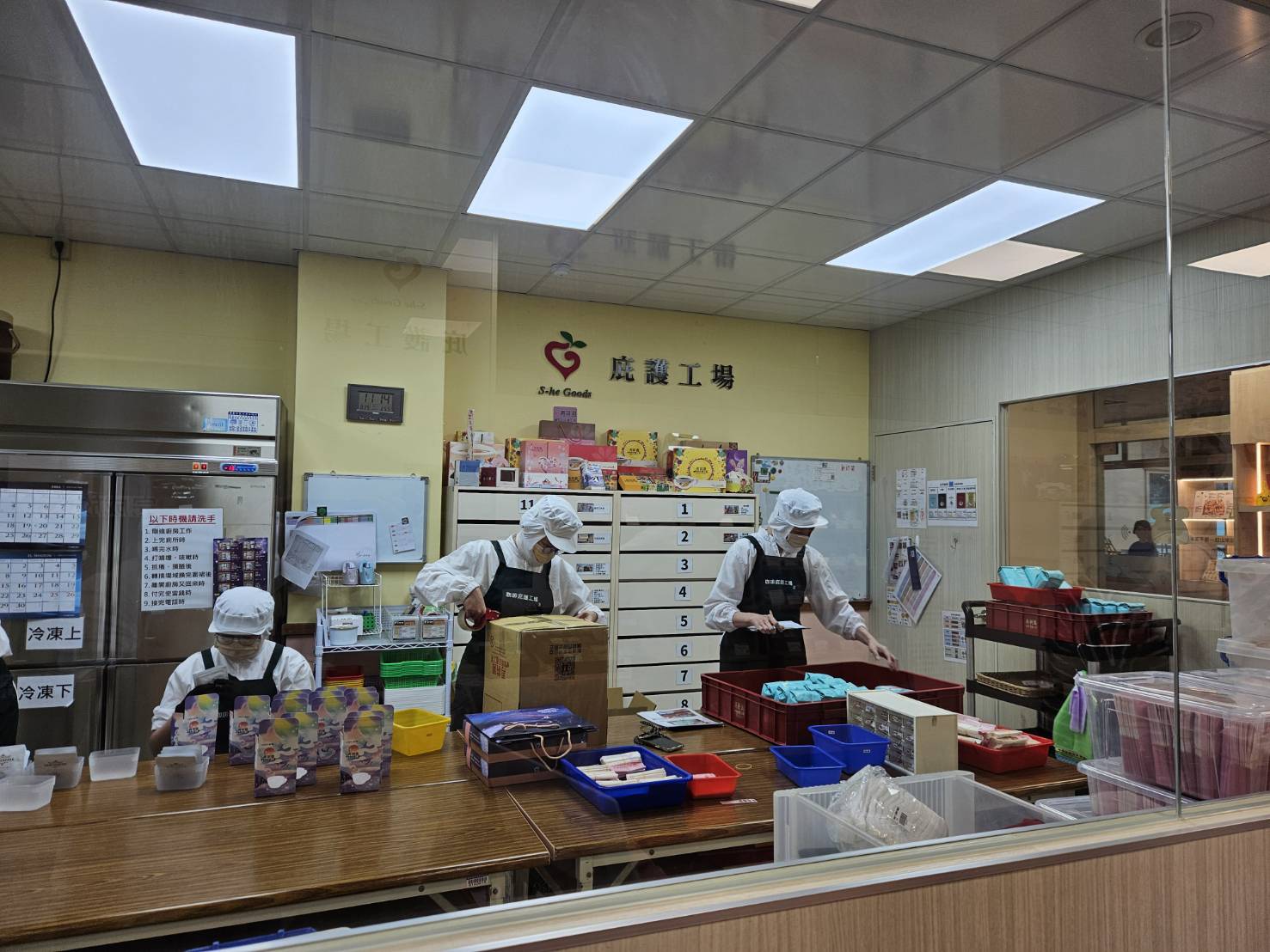 張啓楷宣布向戴德森醫療財團法人嘉義基督教醫院營運管理的「嘉義市身心障礙綜合園區再耕園咖啡庇護工場」，採購總額5萬元的中秋公益禮盒。(圖／記者翻攝)