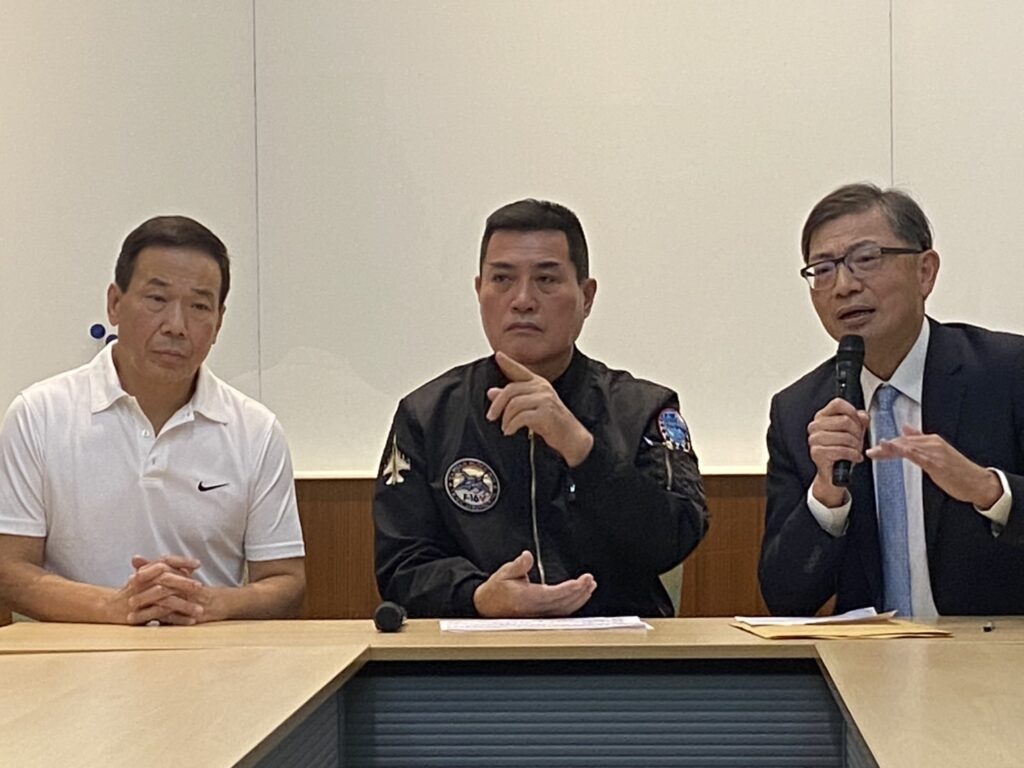 黃仁親自澄清民代協助家屬詢問病床並非「關說」。(記者包克明 攝)