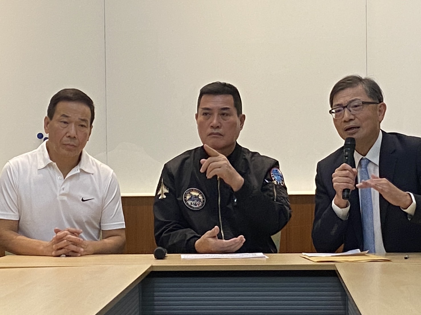 黃仁親自澄清民代協助家屬詢問病床並非「關說」。(記者包克明 攝)
