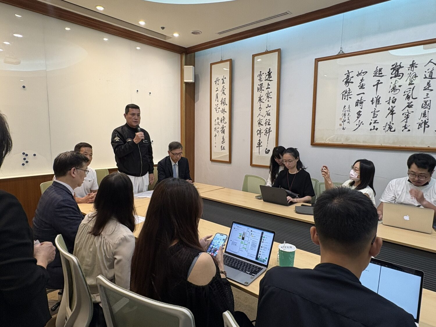 黃仁認為,此案不能只停留在單一個案說明,更應藉此檢視醫學中心急診候床制度,避免類似情況再次發生。(記者包克明 攝)