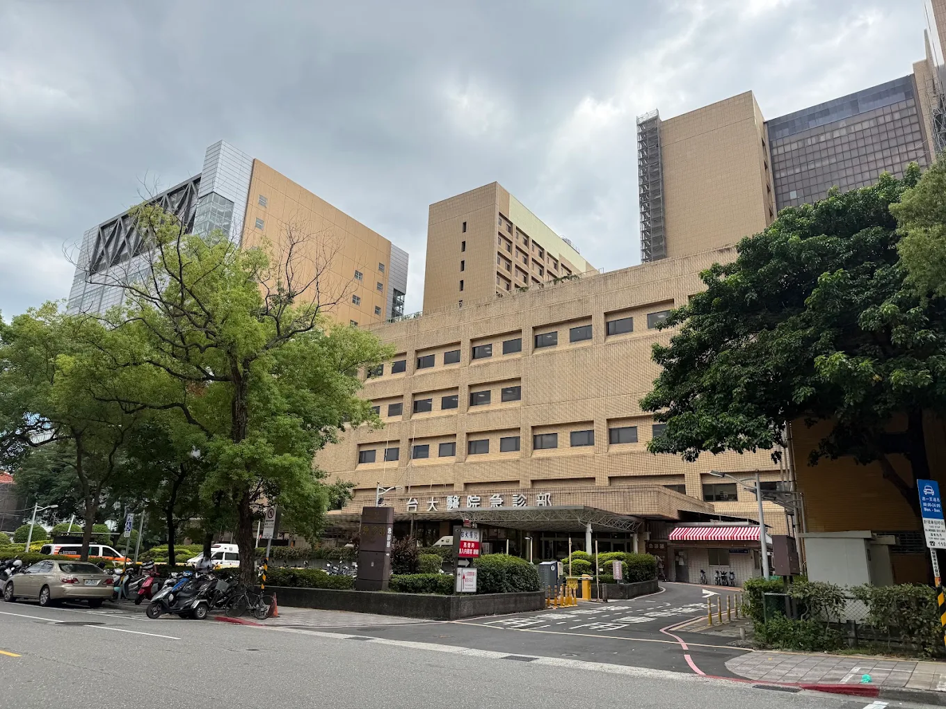 台大醫院傳出病患在急診候床長達12天，遲遲無法入住病房，最終不幸身故。(圖／記者翻攝)