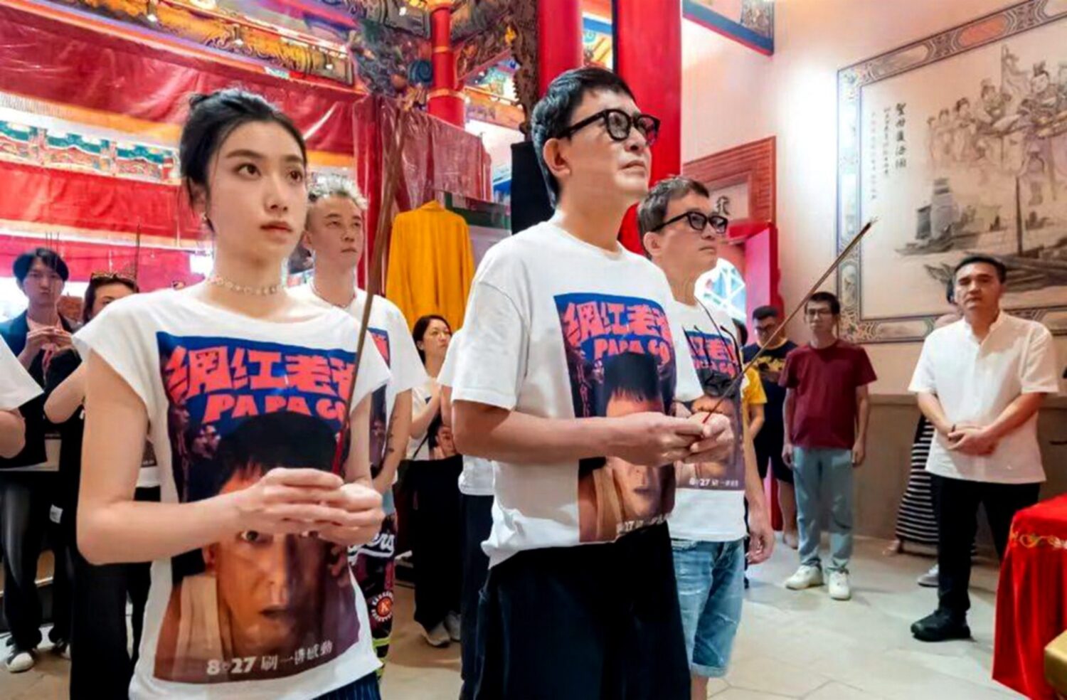 王識賢在《網紅老爸》中飾演黑幫老大「天哥」，偕《網紅老爸》中飾演「天哥」愛女的｢兔兔｣陳怡佳向大庄媽參香祈福。(圖／記者翻攝)