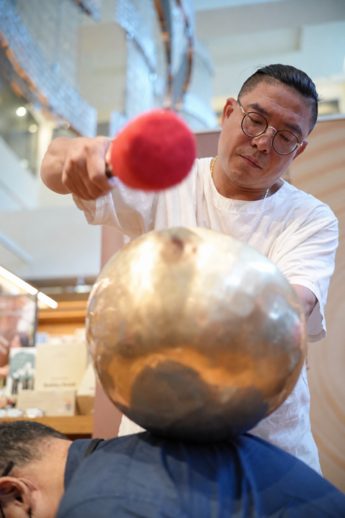 楊裕仲博士將長期實作經驗整理為「定點、定量、定向」的操作概念，並建立流程化SOP，探索聲音應用的系統化發展。（圖／十方文化提供）