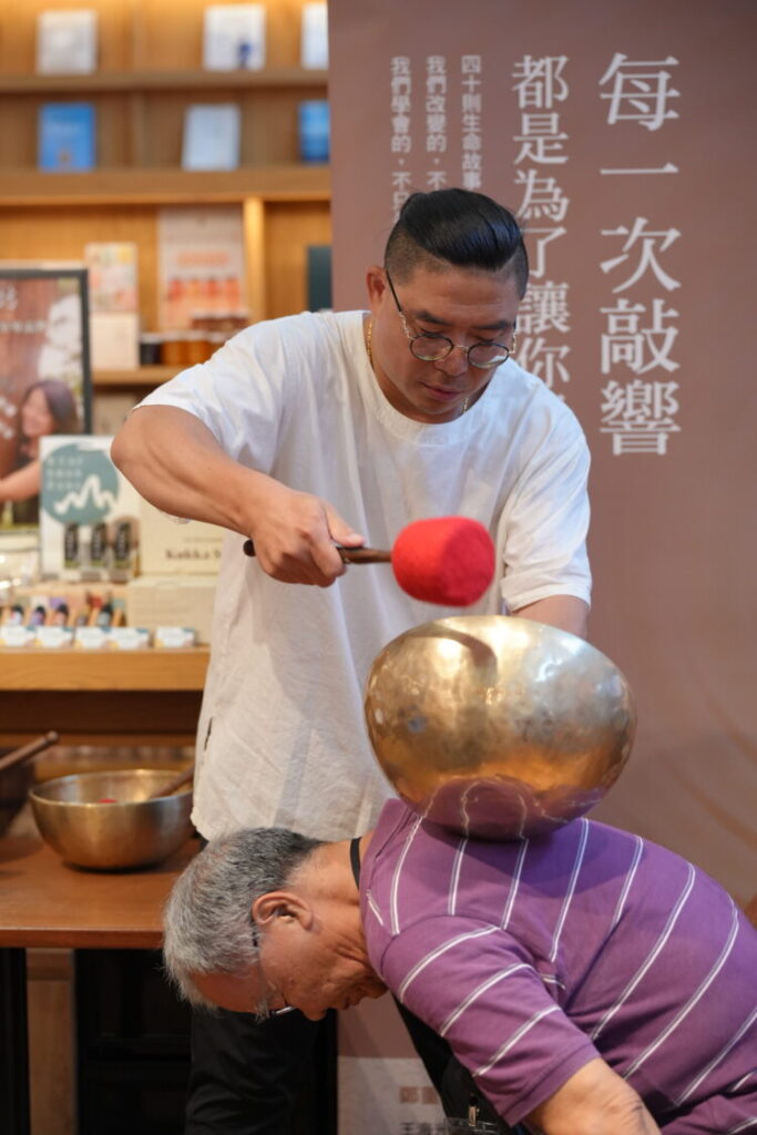 楊仲裕現場示範頌缽操作,透過敲擊方式呈現聲音與振動的不同表現。(圖/主辦單位提供)