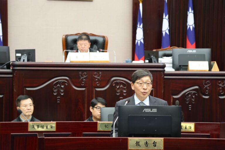 花蓮縣議會召開第22次臨時大會進行「114年度花蓮縣總決算暨附屬單位決算及綜計表審核報告」。(圖/記者 趙靜姸翻攝)