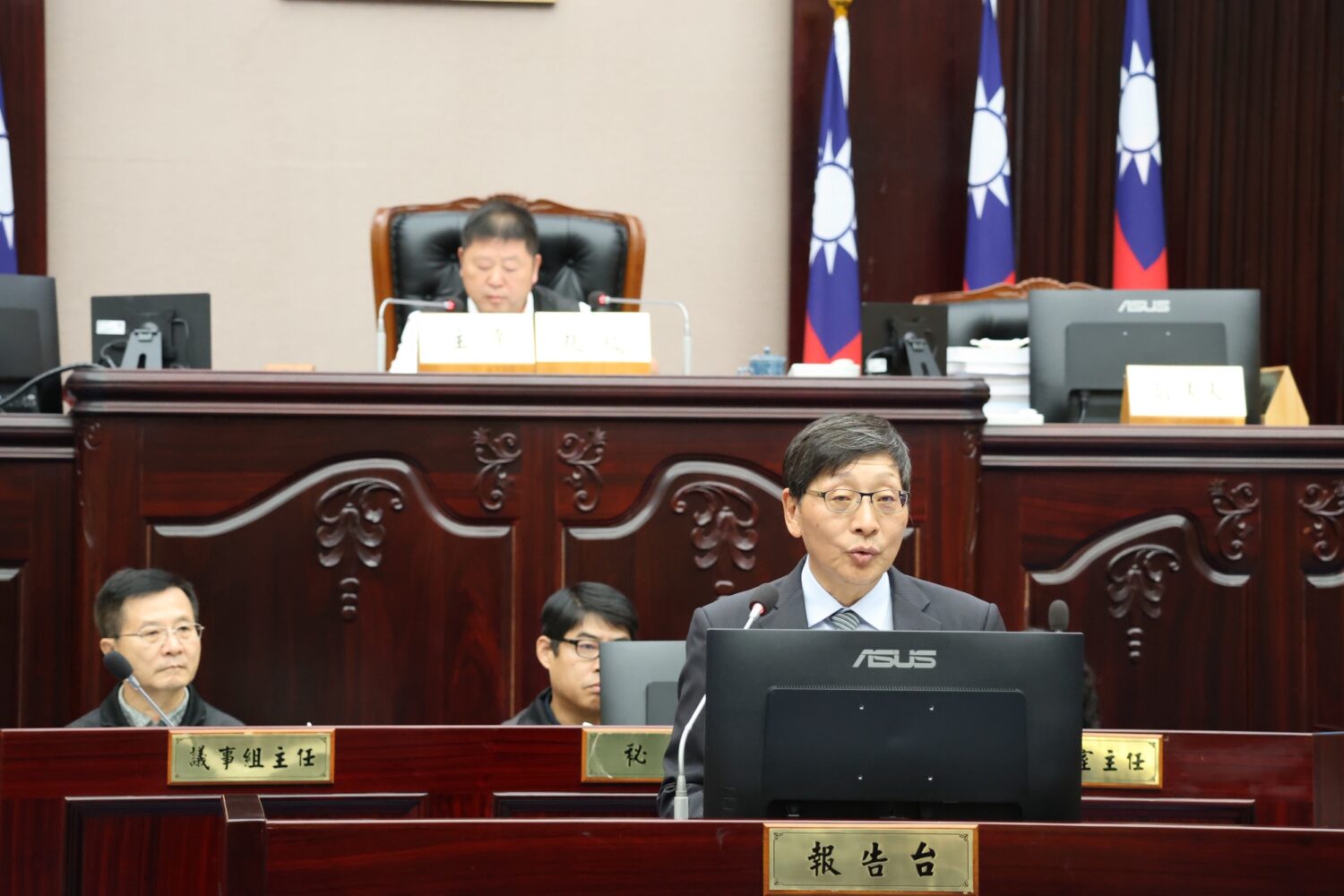 花蓮縣議會召開第22次臨時大會進行「114年度花蓮縣總決算暨附屬單位決算及綜計表審核報告」。(圖/記者 趙靜姸翻攝)