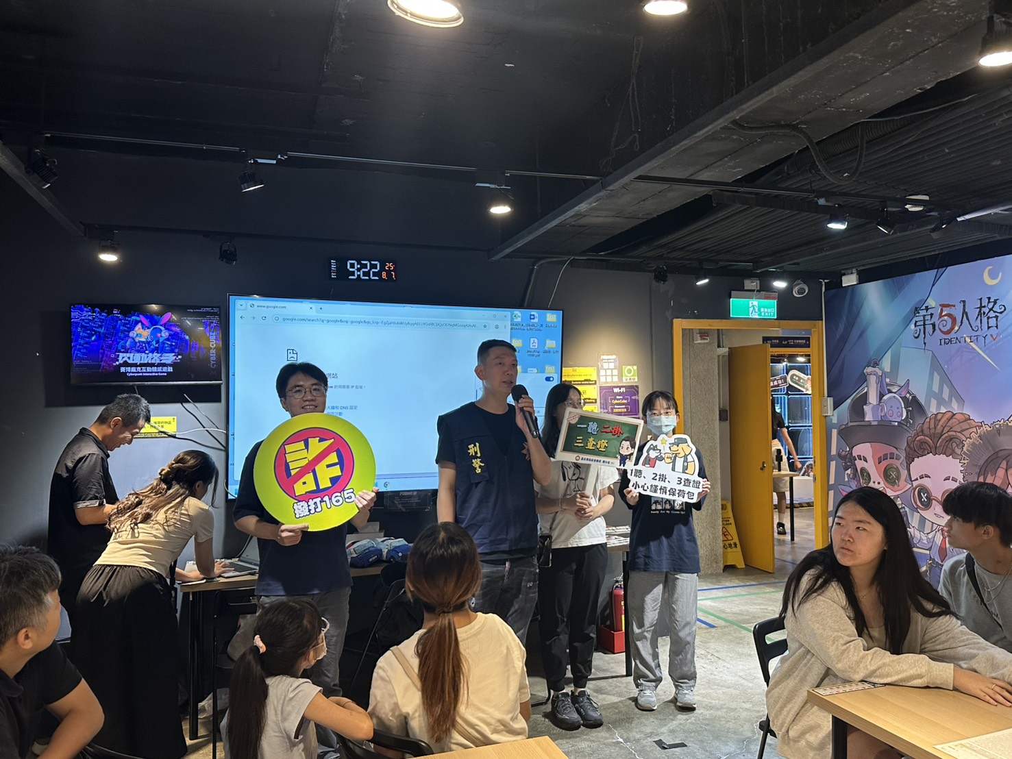 警方亦運用時下廣受歡迎的 Kahoot! 即時互動問答平臺,設計識詐、防毒及少年犯罪預防等題目,利用手機即時作答,在競賽中驗證學習成果。(圖/記者 趙靜姸翻攝)