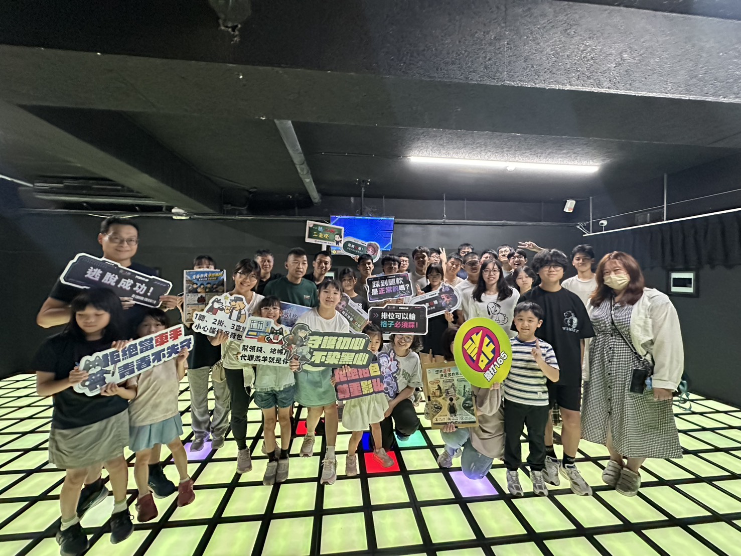 萬華分局日前偕同北市少年警察隊於暑假期間攜手親子運動場館「閃動格子」共同舉辦犯罪預防宣導活動。(圖/記者 趙靜姸翻攝)