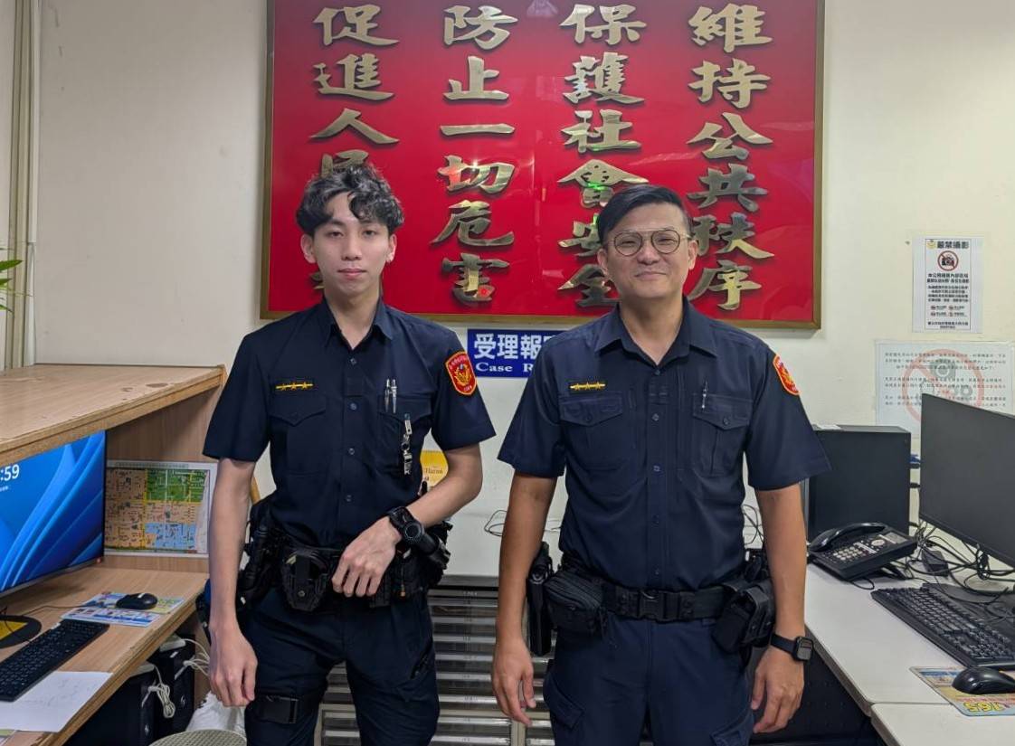 大同分局民族路派出所警員鍾志宏(右)、邱振嘉(左)。(圖/記者 戴昱弘翻攝)
