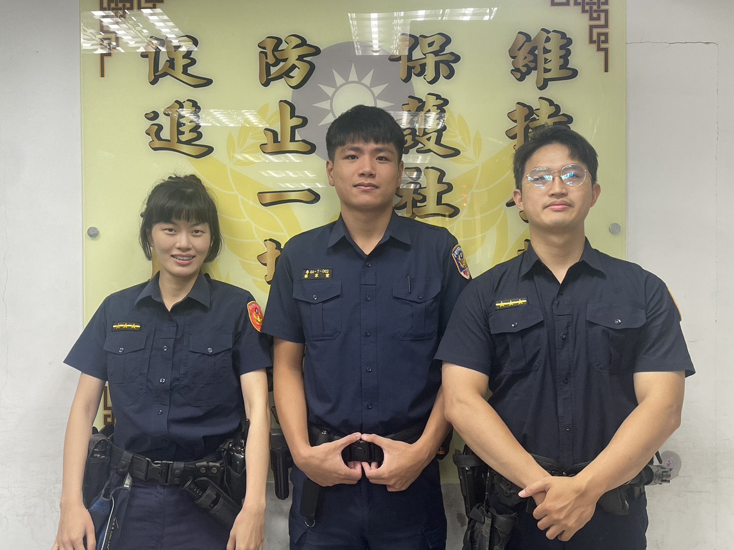 萬華分局青年路派出所警員劉亭妤(左)、吳源智(右)、警專實習生蔡家豐(中)。(圖/記者 趙靜姸翻攝)