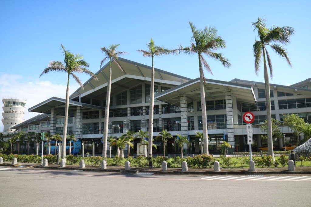 華信航空及立榮航空陸續申請停飛花蓮往返台中、高雄與台北航線，花蓮本島定期客運航班恐全面中斷。（圖／記者 趙靜姸翻攝）