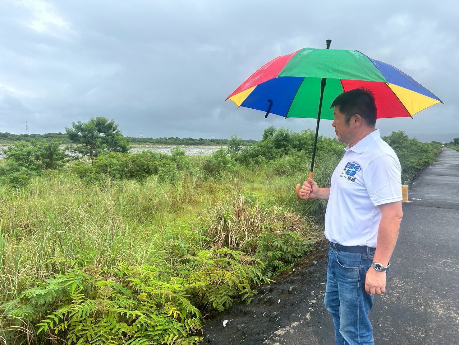 萬里溪堰塞湖已達黃色警戒標準,張峻呼籲縣府及相關單位提前完成弱勢撤離、橋梁監控、工區清場及夜間巡查,並主張強化堰塞湖監測預警與第二區防災備援系統,將居民安全擺在第一。(圖/記者 趙靜姸翻攝)