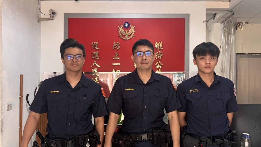 萬華分局莒光派出所警員曾雍翔(左)、黃世祥(中)、警專實習生徐克劭(右)。（圖／記者 趙靜姸翻攝）