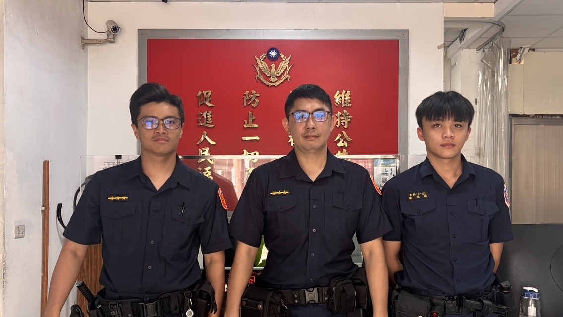 萬華分局莒光派出所警員曾雍翔(左)、黃世祥(中)、警專實習生徐克劭(右)。（圖／記者 趙靜姸翻攝）