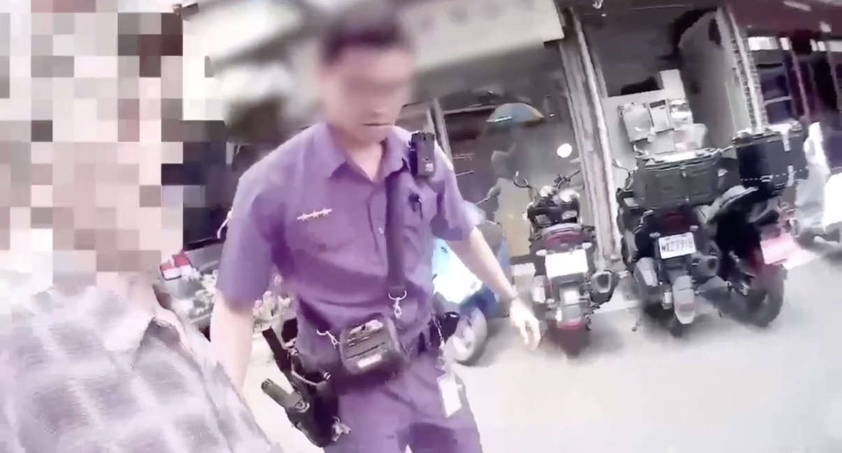 莒光派出所員警協助老翁返家。（圖／記者 趙靜姸翻攝）