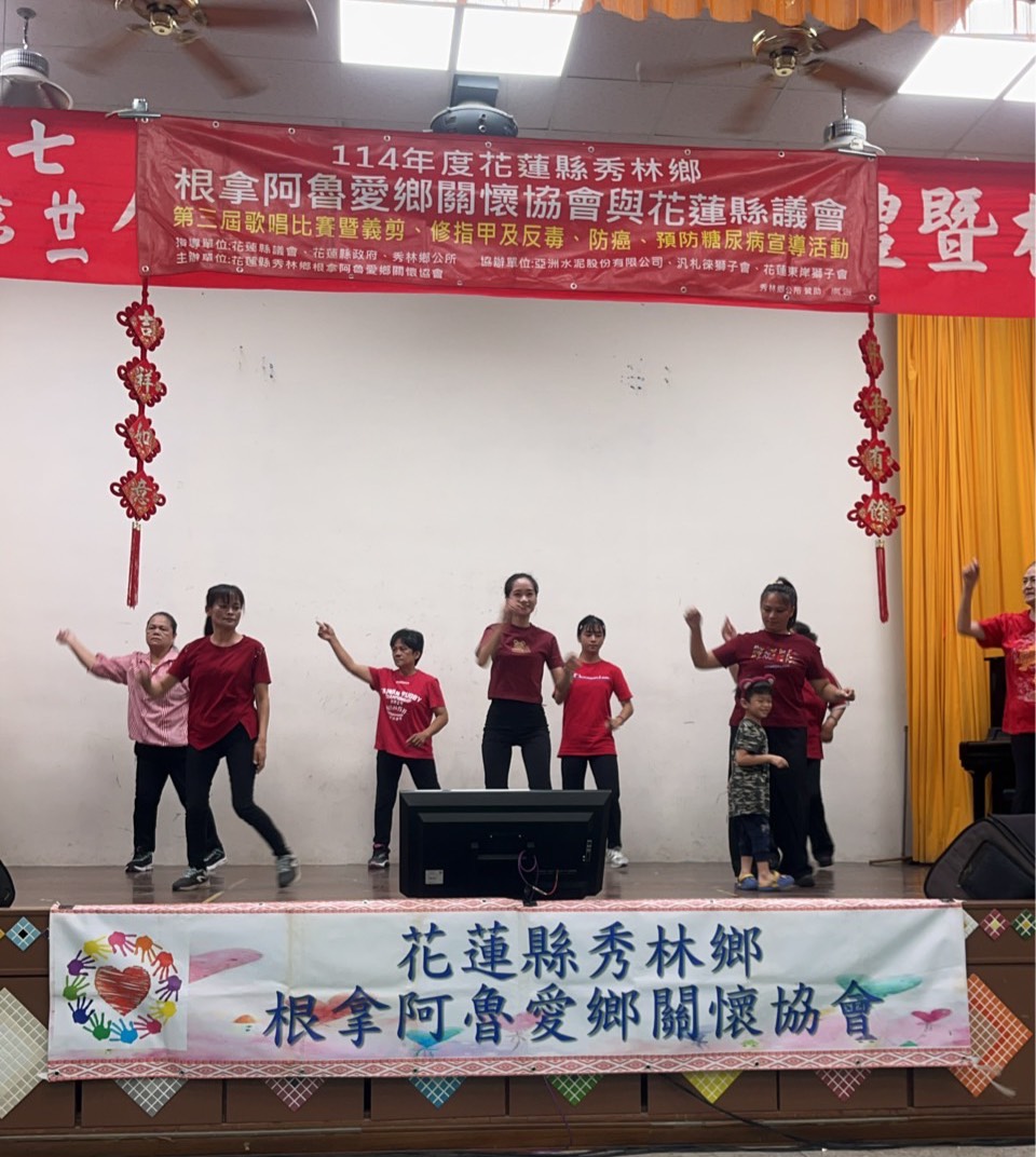 參賽者輪番上場，以動人歌聲及自信台風展現音樂才華，台下親友及鄉親也不時報以熱烈掌聲與喝采，龍門館內洋溢歡樂熱鬧氣氛。（圖／記者 趙靜姸翻攝）