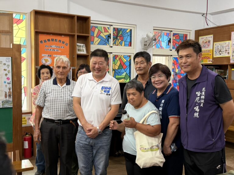 張峻（前排中）今（30）日在南區縣議員黃玲蘭及哈尼．噶照陪同下，前往玉里天主堂捐贈一批民生愛心物資，向長期投入花蓮南區弱勢照顧工作的劉一峰神父致意。（圖／記者 趙靜姸翻攝）